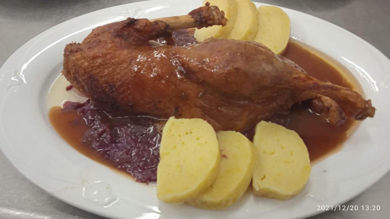 Mníšek pod Brdy Mala Svata Hora - Penzion & Restaurace מראה חיצוני תמונה