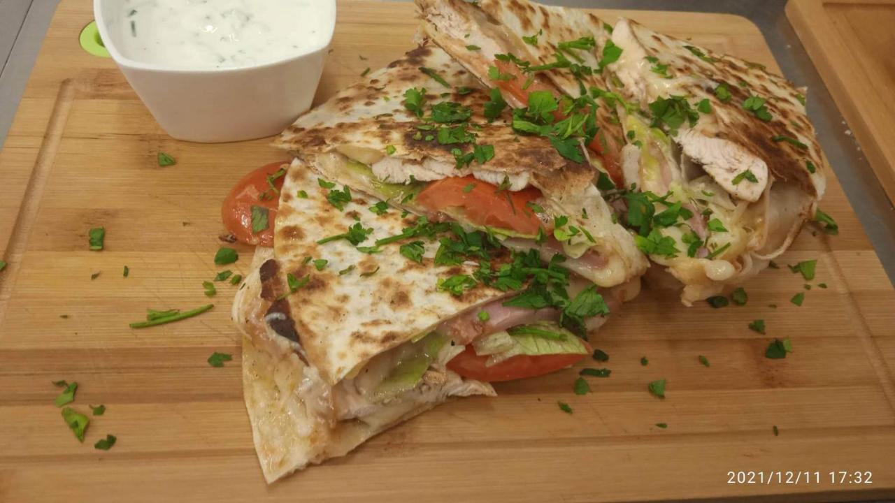 Mníšek pod Brdy Mala Svata Hora - Penzion & Restaurace מראה חיצוני תמונה