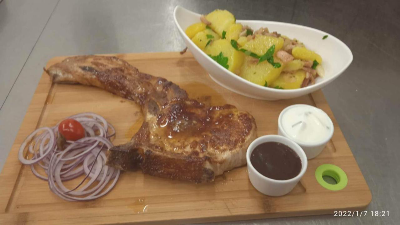 Mníšek pod Brdy Mala Svata Hora - Penzion & Restaurace מראה חיצוני תמונה