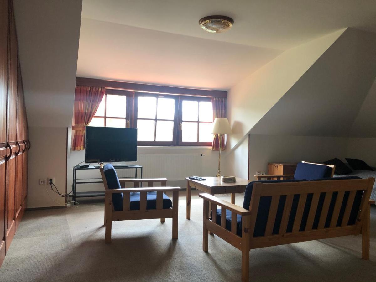 Mníšek pod Brdy Mala Svata Hora - Penzion & Restaurace מראה חיצוני תמונה
