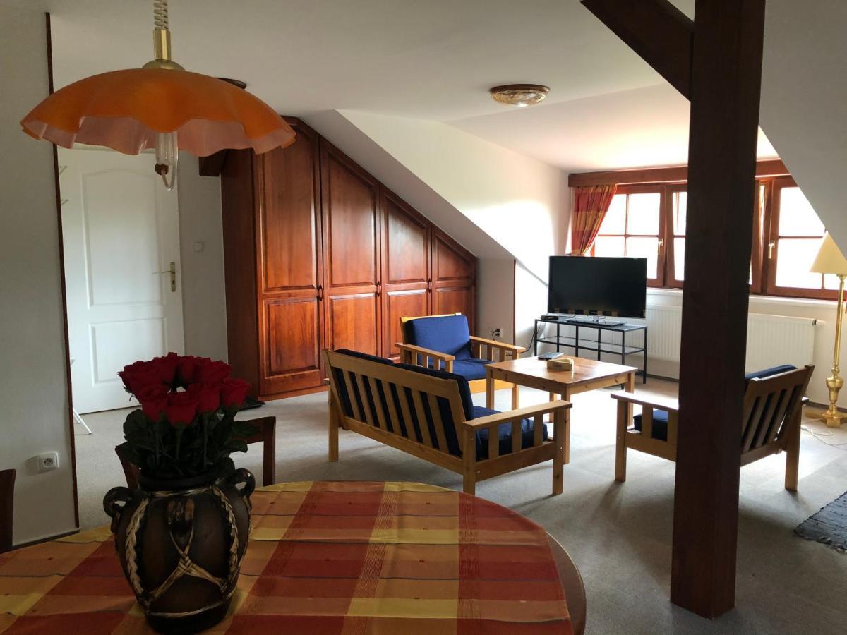 Mníšek pod Brdy Mala Svata Hora - Penzion & Restaurace מראה חיצוני תמונה